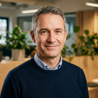 James Mitchell dalam foto profil, terdaftar sebagai Chief Executive Officer di Perkasa Nilaijaya